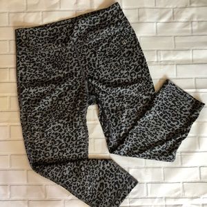 VOGO Athletica Leopard Crop Capri Yoga Pants BLACK